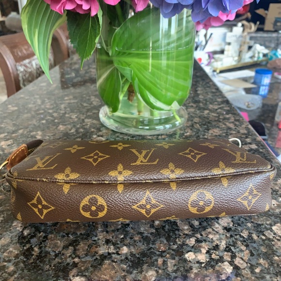 Pochette Accessories w/Authentic Xbody Strap - Picture 2 of 16